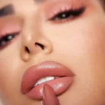 رژ لب پاور بولت کرمی هدی بیوتی مدل SWEET CHEEKS